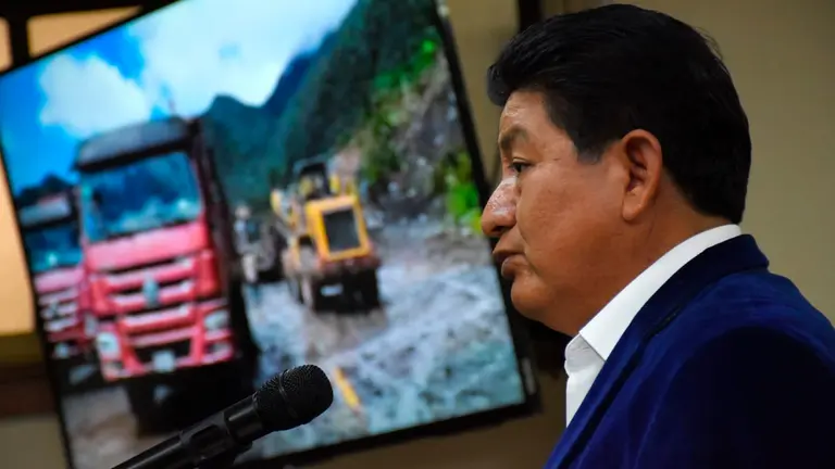 El ministro de Obras P&uacute;blicas, Edgar Monta&ntilde;o en conferencia de prensa./ APG