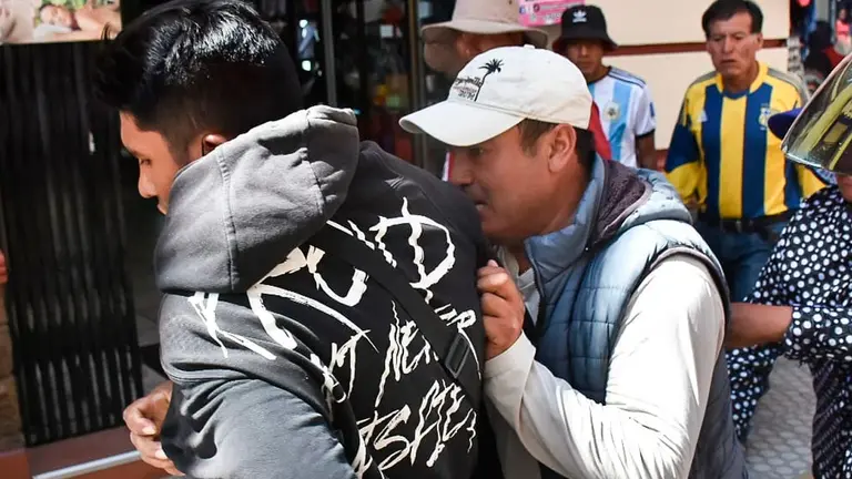 Uno de los comunarios de Cotapachi retiene a un miembro de la familia acusada de estar con los avasalladores. DICO SOL&Iacute;S