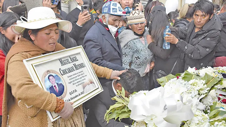 Despiden a Miguel &Aacute;ngel, joven hallado sin vida en 
botadero de Alpacoma, La Paz./ APG