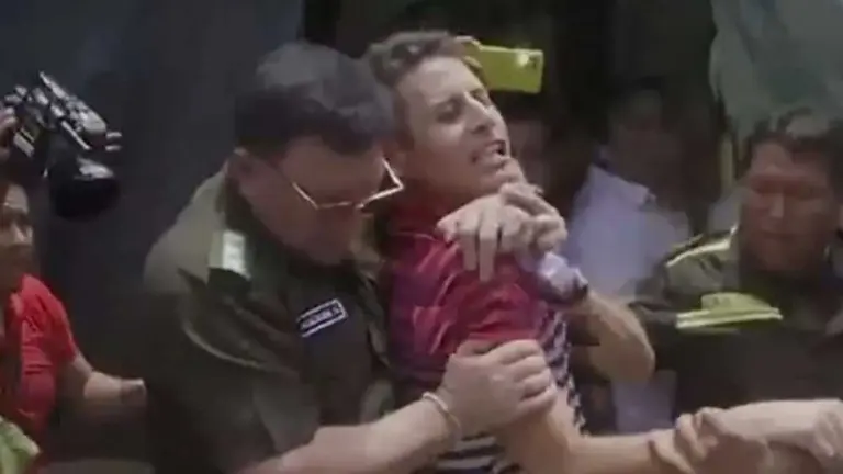 El coronel Erick Holgu&iacute;n, tomando por la fuerza al excapit&aacute;n Edmand &Ntilde;ara. EL DEBER