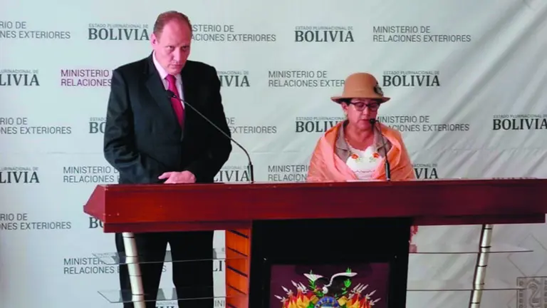 La canciller Celinda Sosa (d) en conferencia de prensa./ ERBOL