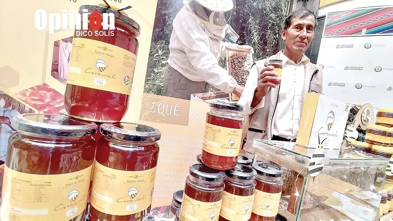 Leoncio Vallejos expone miel ecol&oacute;gica./ DICO SOL&Iacute;S