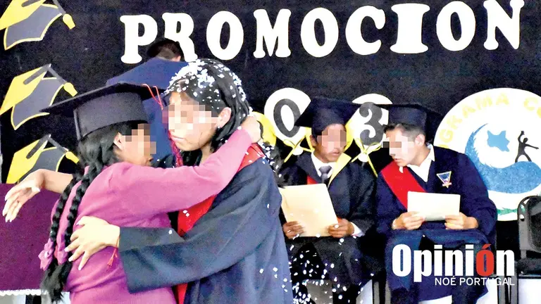Una de las graduadas, luego de recorrer la alfombra roja del brazo de su madre./ NO&Eacute; PORTUGAL