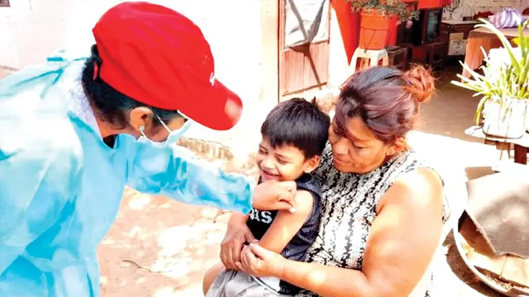 Un ni&ntilde;o recibe una dosis de la vacuna contra el dengue./ ABI