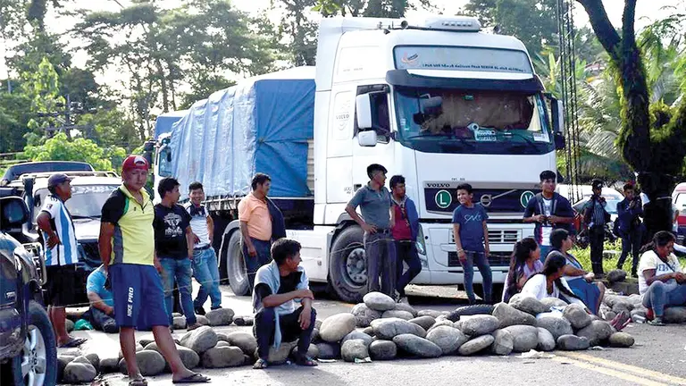 Un bloqueo en el Tr&oacute;pico de Cochabamba./ APG