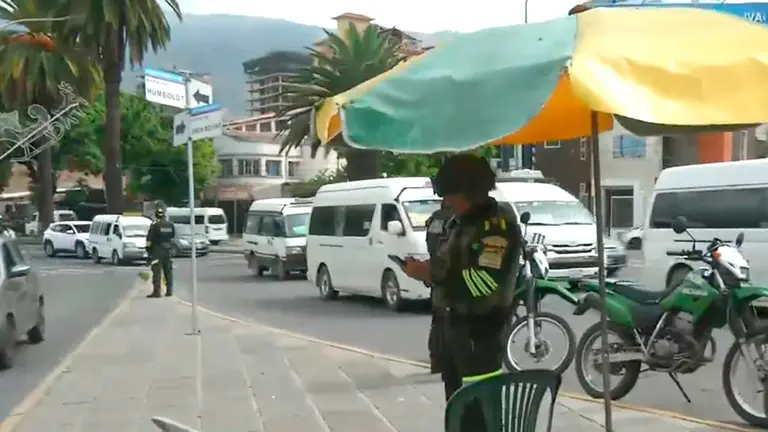 Un efectivo policial en el lugar del atraco. CAPTURA Red Uno