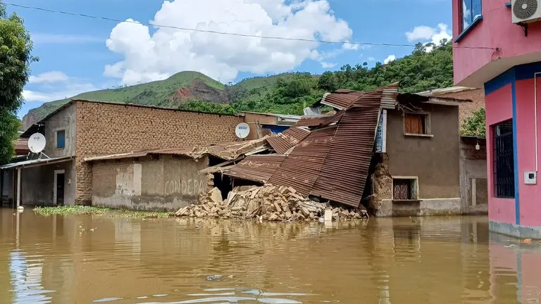 Tipuani, completamente bajo el agua tras el desborde de un r&iacute;o. APG