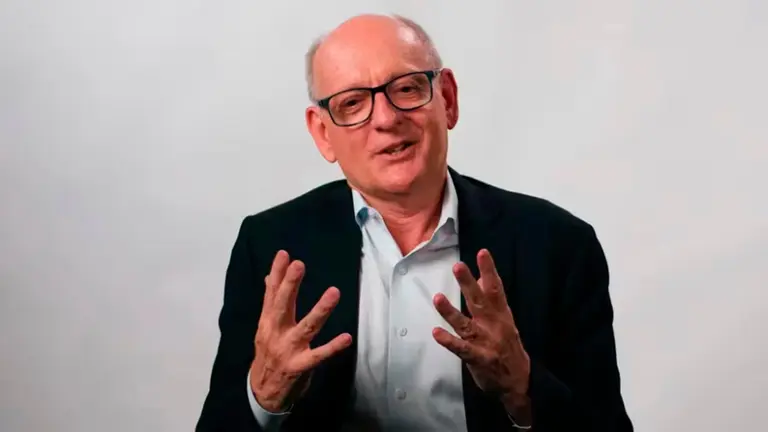 Stuart Russell es un experto que tiene obras como inteligencia artificial entre el progreso y la precauci&oacute;n./ PENGUIN