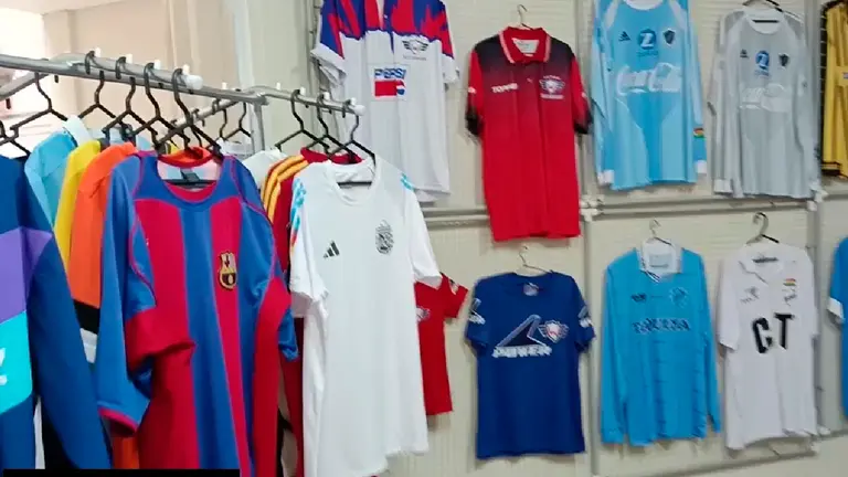 Algunas de las camisetas retro del emprendimiento./ CAPTURA DE VIDEO