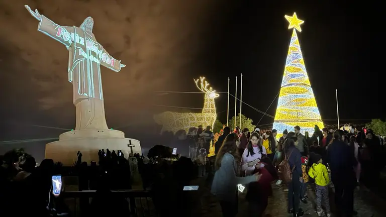 Temporada navide&ntilde;a: el Cristo, el &aacute;rbol m&aacute;s grande y un show de mapping esperan a visitantes./ ALEJANDRO ORELLANA
