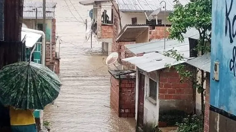Familias afectadas por el desborde de r&iacute;os en Tipuani./ URGENTE.BO
