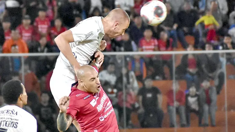 Ariel Nahuelpán, de Wilster, disputa un balón dividido, en el compromiso ante Bolívar, por la final de ida de la Copa DivPro./ DICO SOLÍS