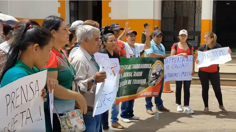 Trabajadores de la prensa de la ciudad de Trinidad protestan contra agresiones.