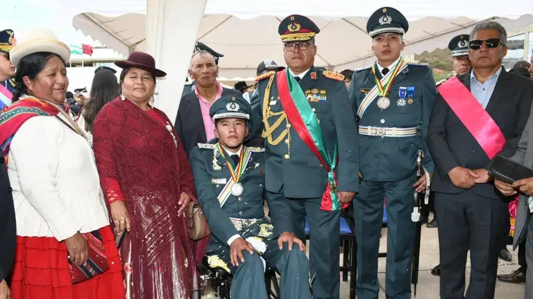 Erlan Condori se present&oacute; en la ceremonia en silla de ruedas, producto de las secuelas de aquel d&iacute;a tr&aacute;gico. MINISTERIO DE DEFENSA