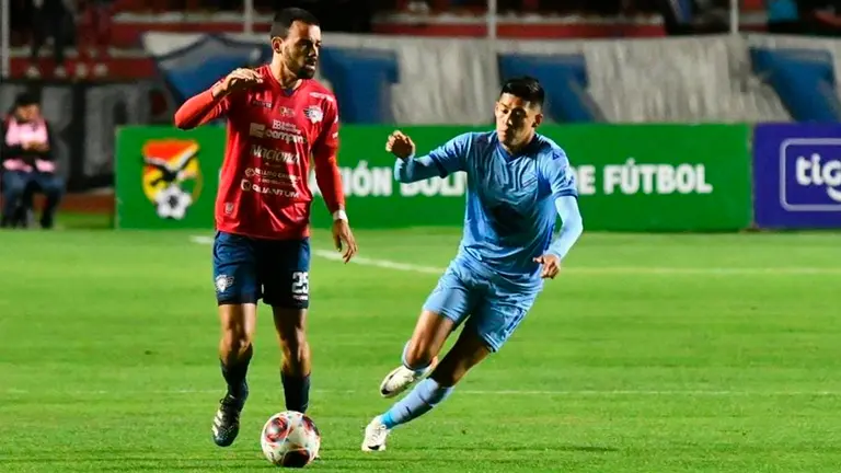 Una jugada del partido entre Wilstermann y Bol&iacute;var./ APG