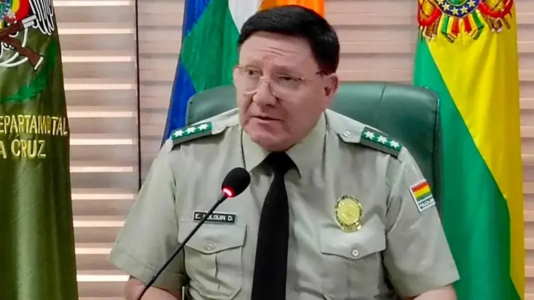 El comandante departamental de la Policía de Santa Cruz, coronel Erick Holguín, en una pasada conferencia de prensa./ POLICIA