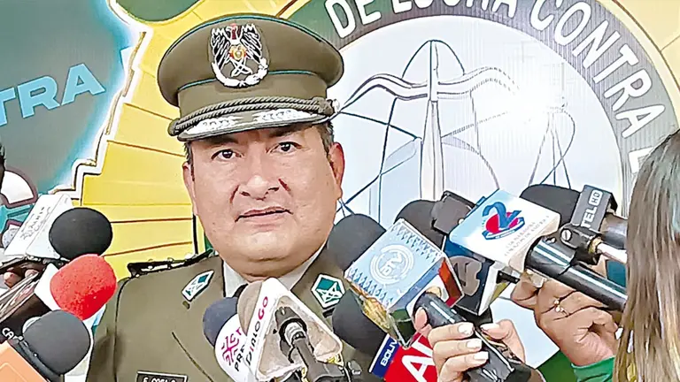 El subdirector de la FELCC, Edson Coca, durante una conferencia de prensa./ MARIELA COSS&Iacute;O
