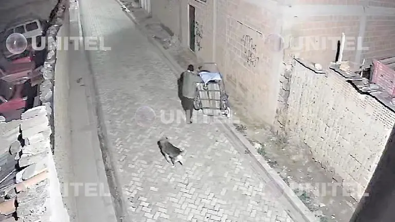 C&aacute;mara de vigilancia capta al autor empujando una carretilla con el cuerpo de su concubina./ UNITEL