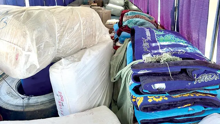 Mercader&iacute;a de contrabando en el interior de un bus de pasajeros./ ADUANA NACIONAL
