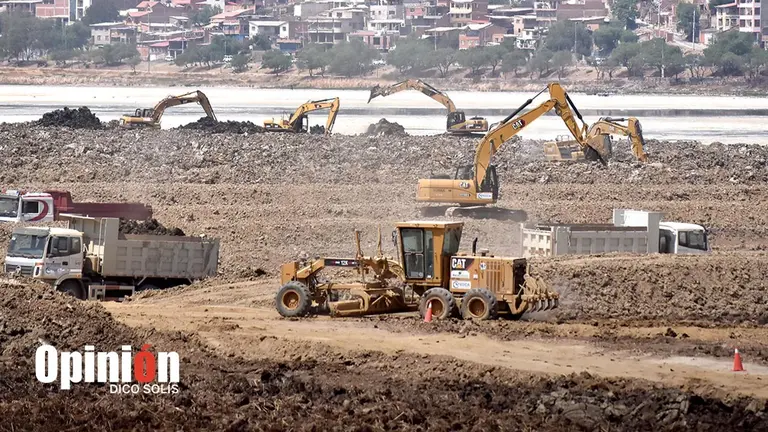 Funcionarios manipulan equipo pesado para dragar la laguna./ DICO SOL&Iacute;S