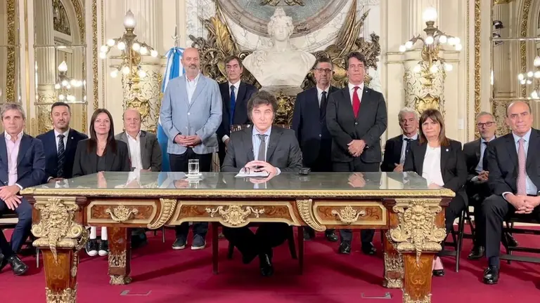 Javier Milei encabezó la cadena nacional acompañado por su Gabinete./ INFOBAE