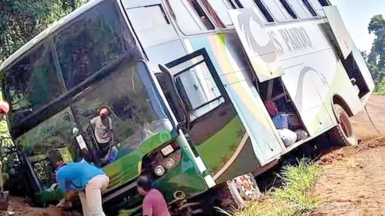 Vuelque del bus Pando, en una carretera a oriental./ FACEBOOK