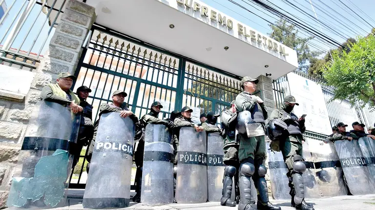 Fachada de las oficinas del Tribunal Supremo Electoral con resguardo policial./ APG