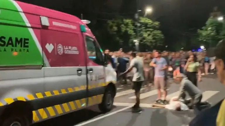 La ambulancia del SAME, pr&oacute;xima al jubilado, v&iacute;ctima de un infarto durante los cacerolazos contra las medidas de Milei. P&Aacute;GINA 12
