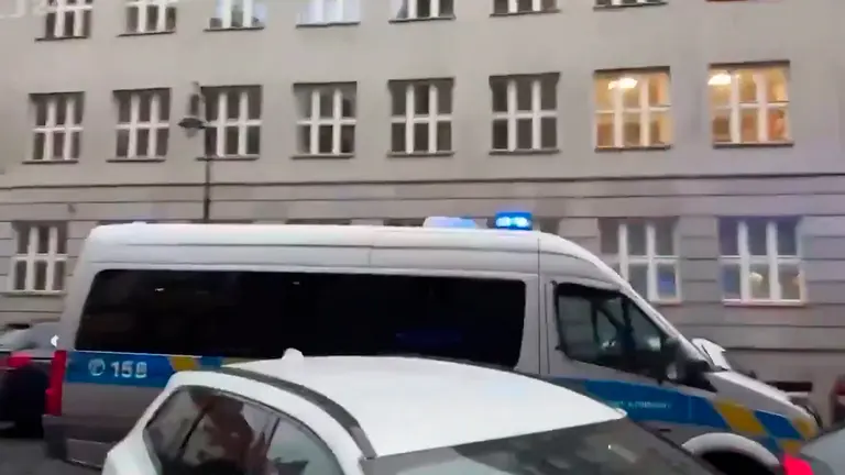 La Polic&iacute;a en el lugar  de los hechos, en Praga./ CAPTURA DE VIDEO