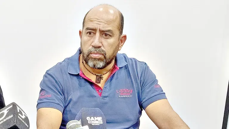 Omar Mustaf&aacute;, titular rojo, brinda declaraciones ante los medios de comunicaci&oacute;n./ DICO SOL&Iacute;S