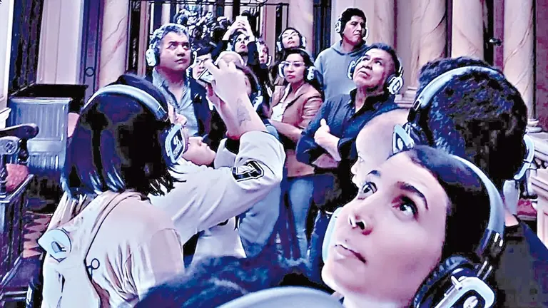 Un grupo de personas disfruta de la experiencia "El palacio suena"./ PRENSA LATINA