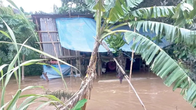 Una vivienda bajo el agua por el desborde de un r&iacute;o./ ABI