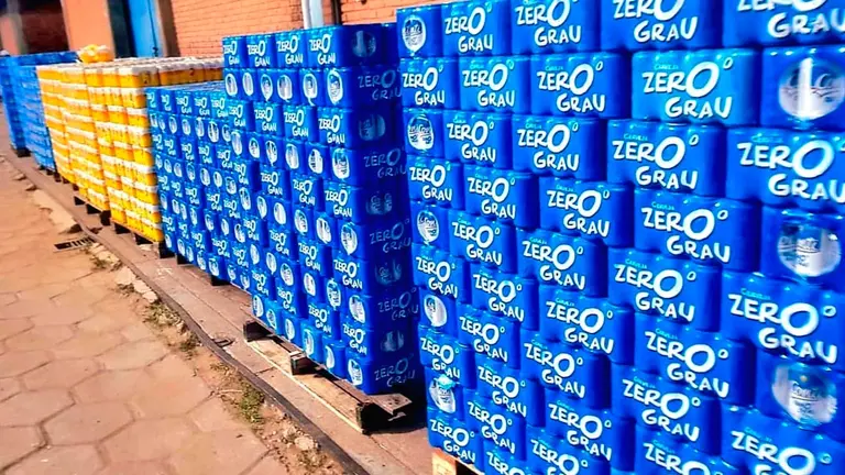Paquetes de cerveza de contrabando. CORTES&Iacute;A