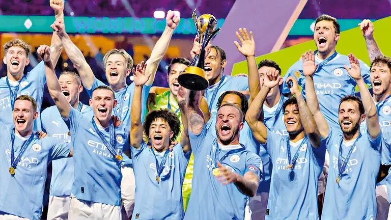 Futbolistas del Citizen festejan el Mundial de Clubes ganado en Arabia./ FRANCE 24