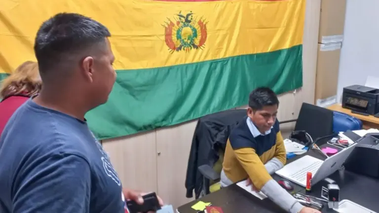 Bolivianos reciben asistencia de la Canciller&iacute;a. ERBOL