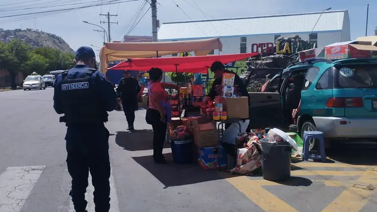 Personal de la Intendencia retira comerciantes de la avenida M&aacute;rtires de la Democracia, este 25 de diciembre. INTENDENCIA