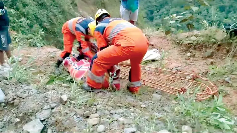 Voluntarios del SAR Bolivia Caranavi rescatan a las víctimas mortales./ SAR BOLIVIA CARANAVI