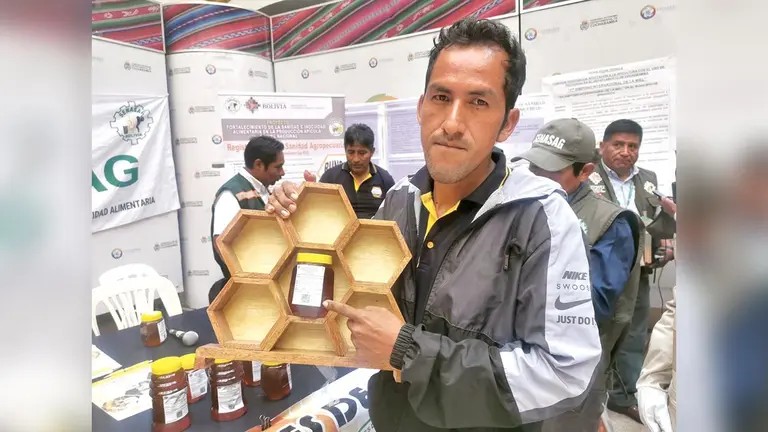 Germ&aacute;n N&uacute;&ntilde;ez, productor de Shinahota, expone un envase de miel con c&oacute;digo QR./ MELISSA REVOLLO