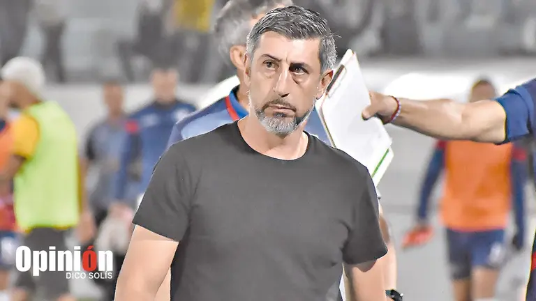 Cristian D&iacute;az recorre la pista de atletismo del Capriles, durante un cotejo pasado del Imperio Escarlata de local./ DICO SOL&Iacute;S