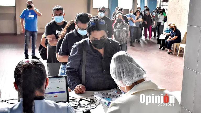 Personas forman una fila para recibir una dosis de vacunaci&oacute;n en Cochabamba./ DICO SOL&Iacute;S