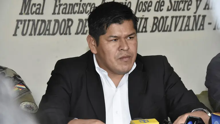 El viceministro de Defensa Social y Sustancias Controladas, Jaime Mamani, en una conferencia de prensa. 