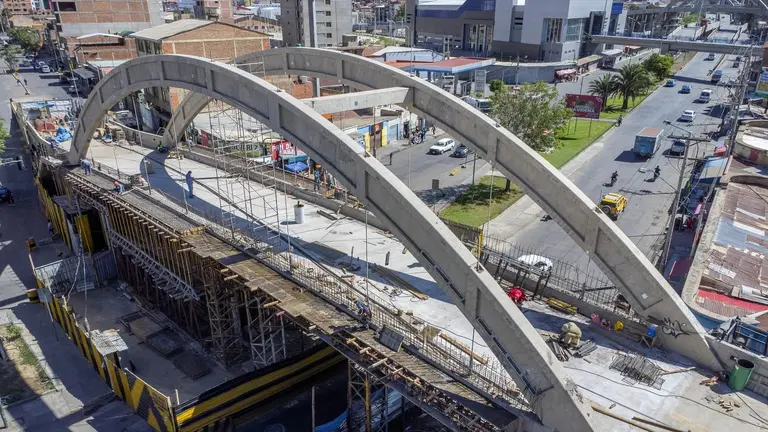 Reposici&oacute;n de la plataforma del puente ca&iacute;do, ubicada en la avenida 6 de agosto e Independencia, ALCALD&Iacute;A DE COCHABAMBA