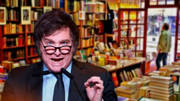 El presidente de Argentina Javier Milei. En el fondo una imagen de una librer&iacute;a porte&ntilde;a. COMPOSICI&Oacute;N OPINI&Oacute;N