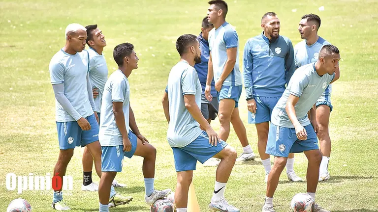 Jugadores del Equipo del Pueblo ejercitan en la cancha principal de su complejo./  DICO SOL&Iacute;S