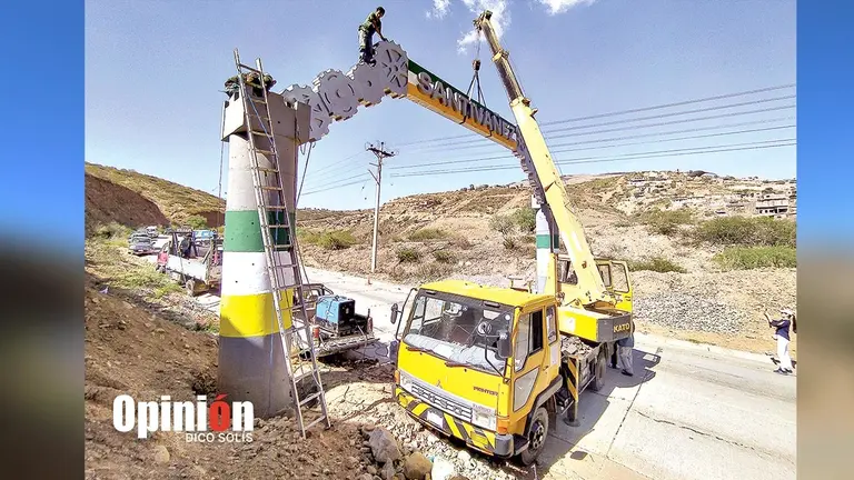 Maquinaria municipal cuando instalaban el arco de Santiv&aacute;&ntilde;ez./ DICO SOL&Iacute;S