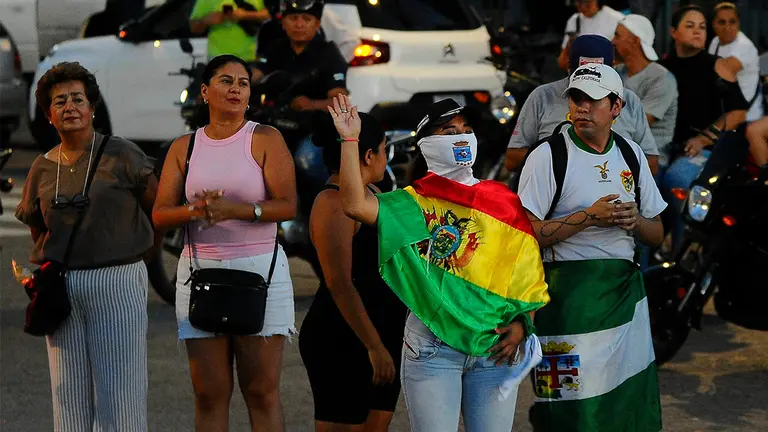 Algunas de las personas que asistieron a la caravana de este jueves./ APG
