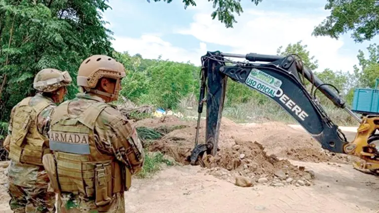 Militares bolivianos en un puerto clandestino en Bermejo, frontera con Argentina./ MINISTERIO DE DEFENSA