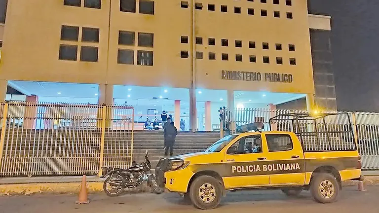 Una patrulla policial frente al IDIF en Coña Coña, Cochabamba./ DICO SOL&Iacute;S