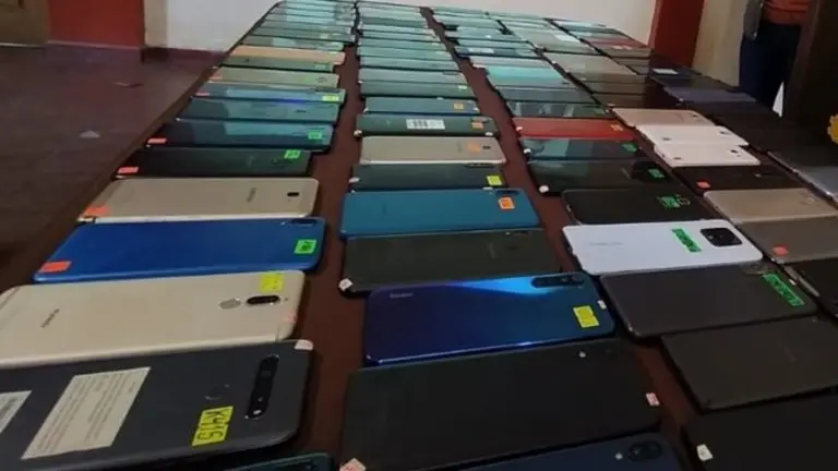 Fotograf&iacute;a de celulares confiscados durante un operativo anterior en el barrio Chino de Cochabamba./ ARCHIVO