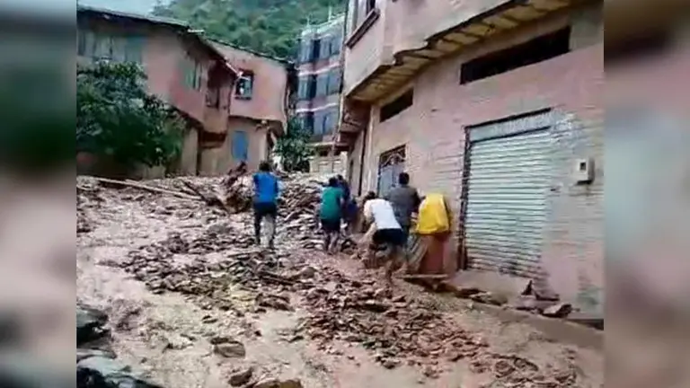 Momento en el que vecinos intentan armar barricadas. TOMADA DE URGENTE